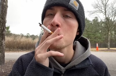 Лечение зависимости от табакокурения в Котласе Мужчина с сигаретой делает затяжку